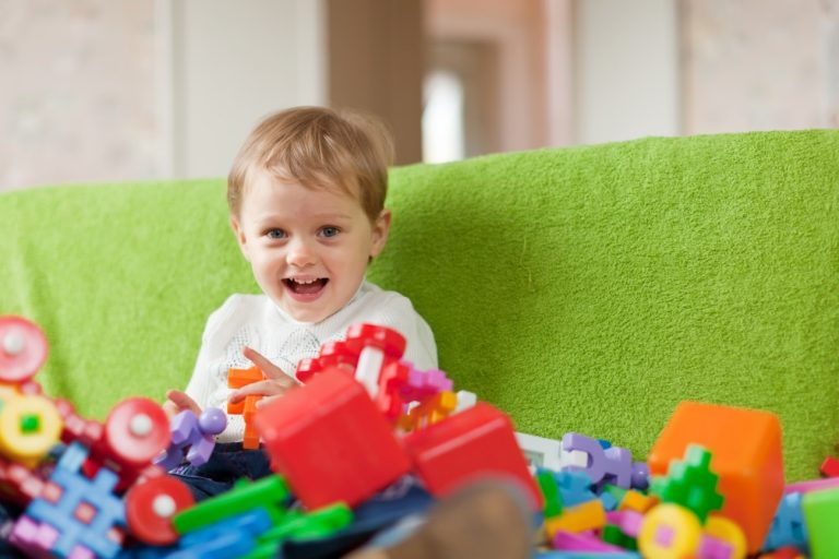 niño haciendo sonidos