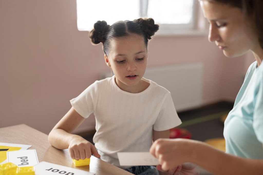 ¿Por qué mi hijo repite palabras o frases? Qué es la ecolalia y cómo actuar